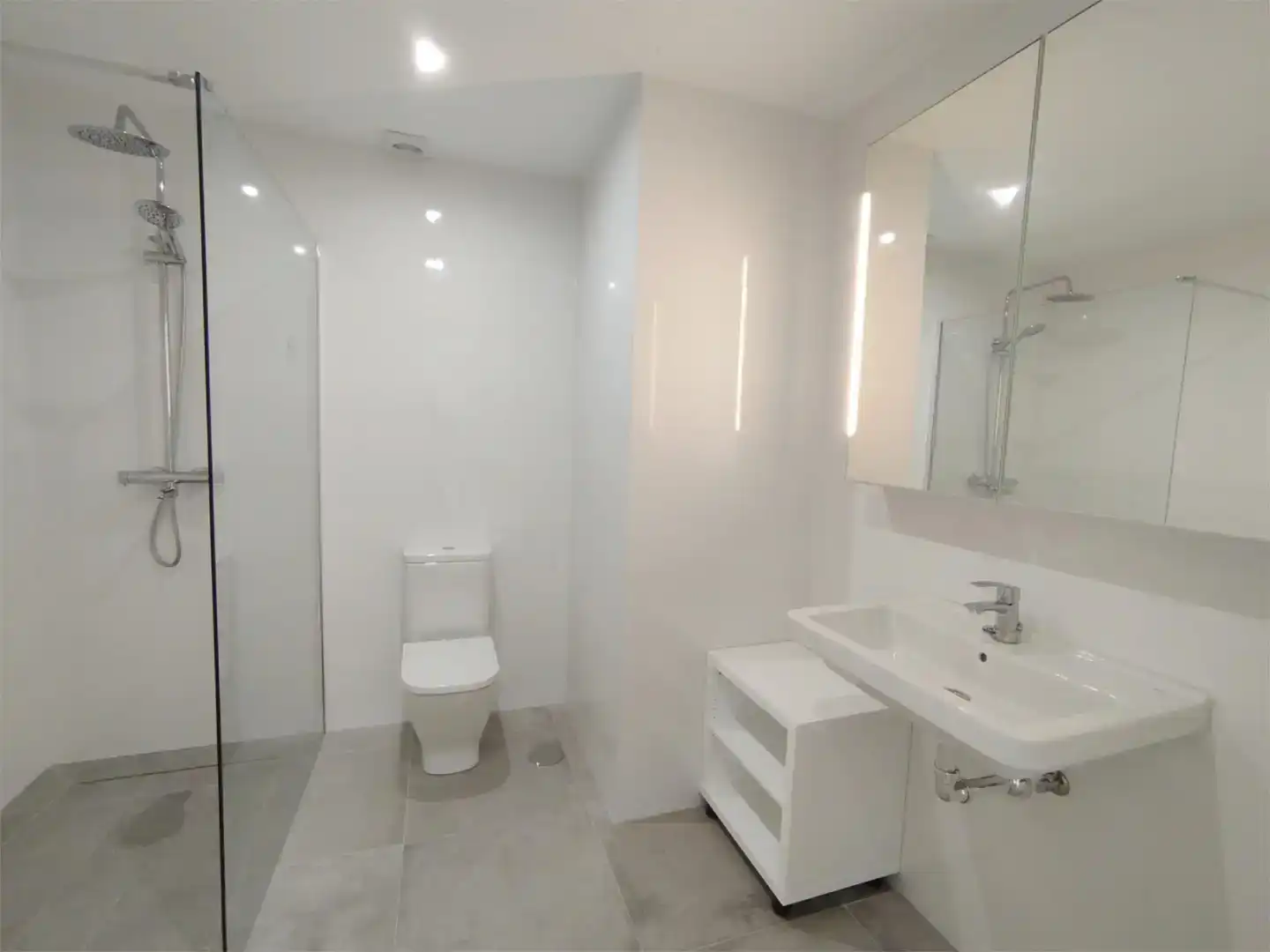 Bany de Apartament de lloguer en Fuengirola amb Aire condicionat, Moblat i Forn