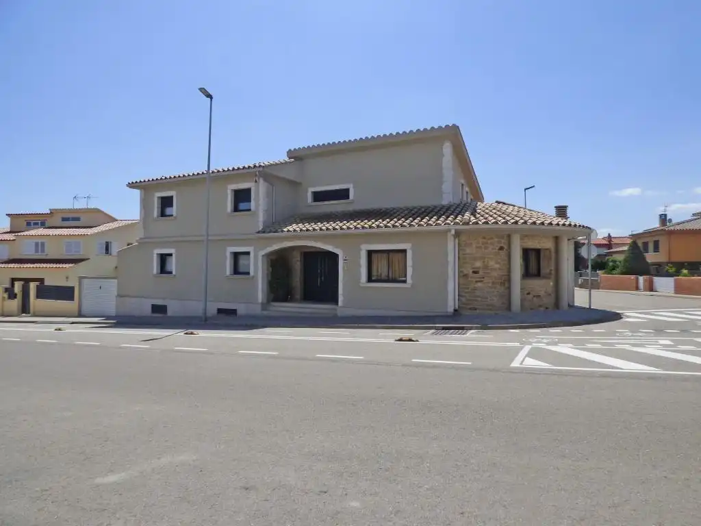Vista exterior de Casa o xalet en venda en Vilafant amb Aire condicionat, Jardí privat i Terrassa