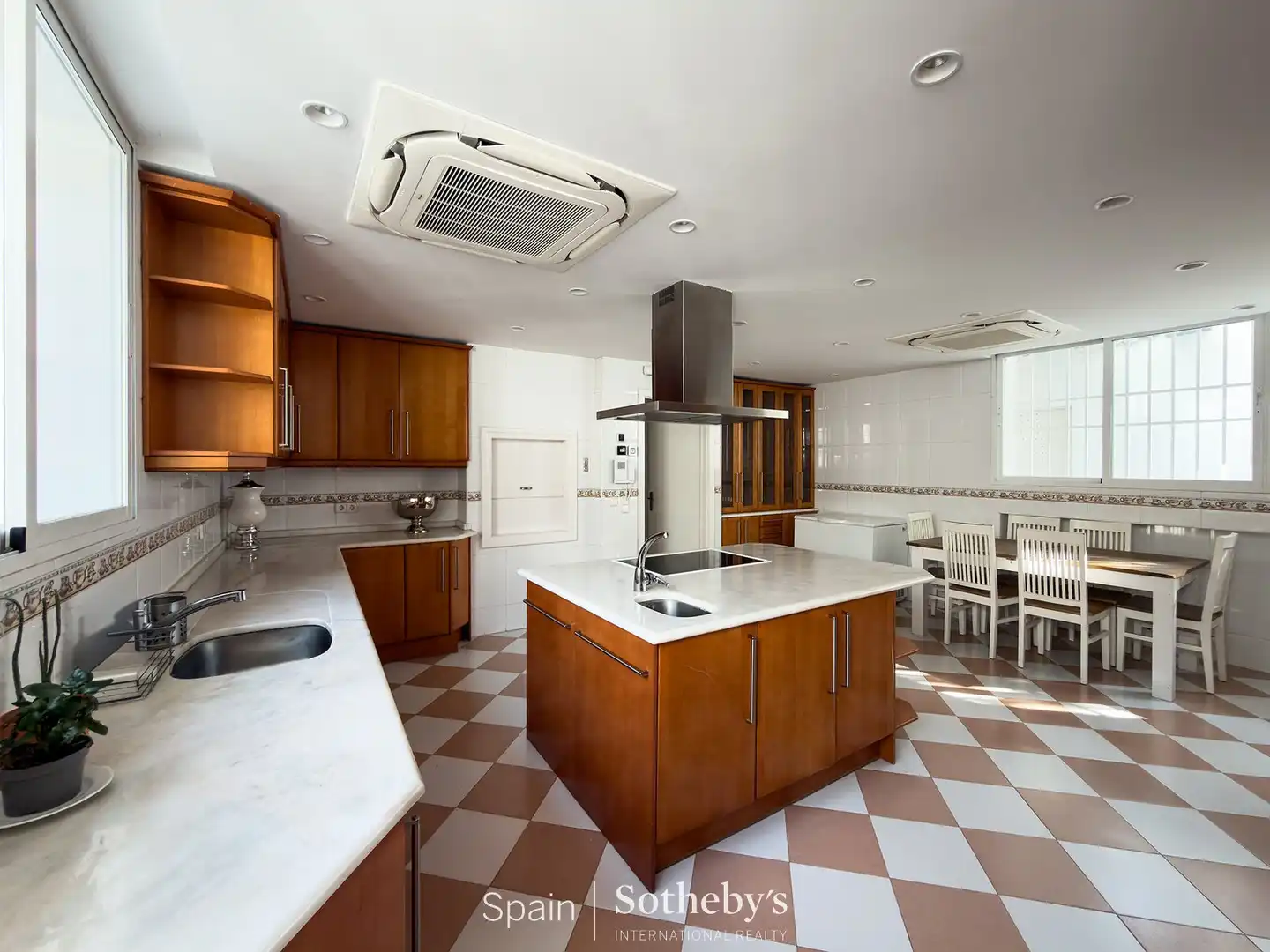 Cocina de Casa o chalet en venta en Pozuelo de Alarcón con Aire acondicionado, Jardín privado y Terraza