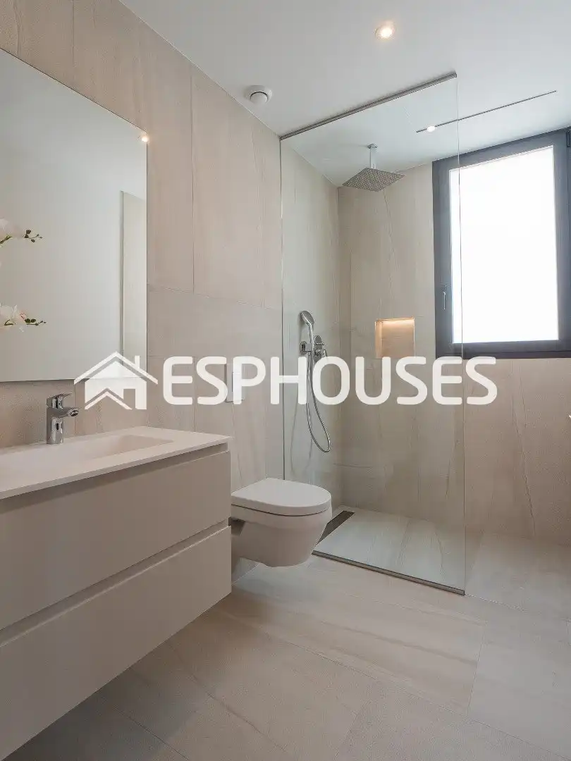 Bathroom of Houses for sale in Finestrat  with Air Conditioner, Terrace and Swimming Pool