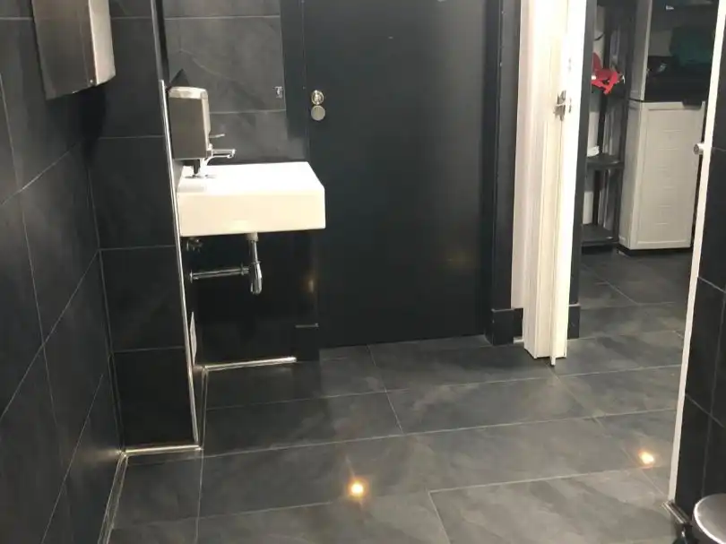 Baño de Local en venta en Vigo  con Calefacción, Parquet y Terraza