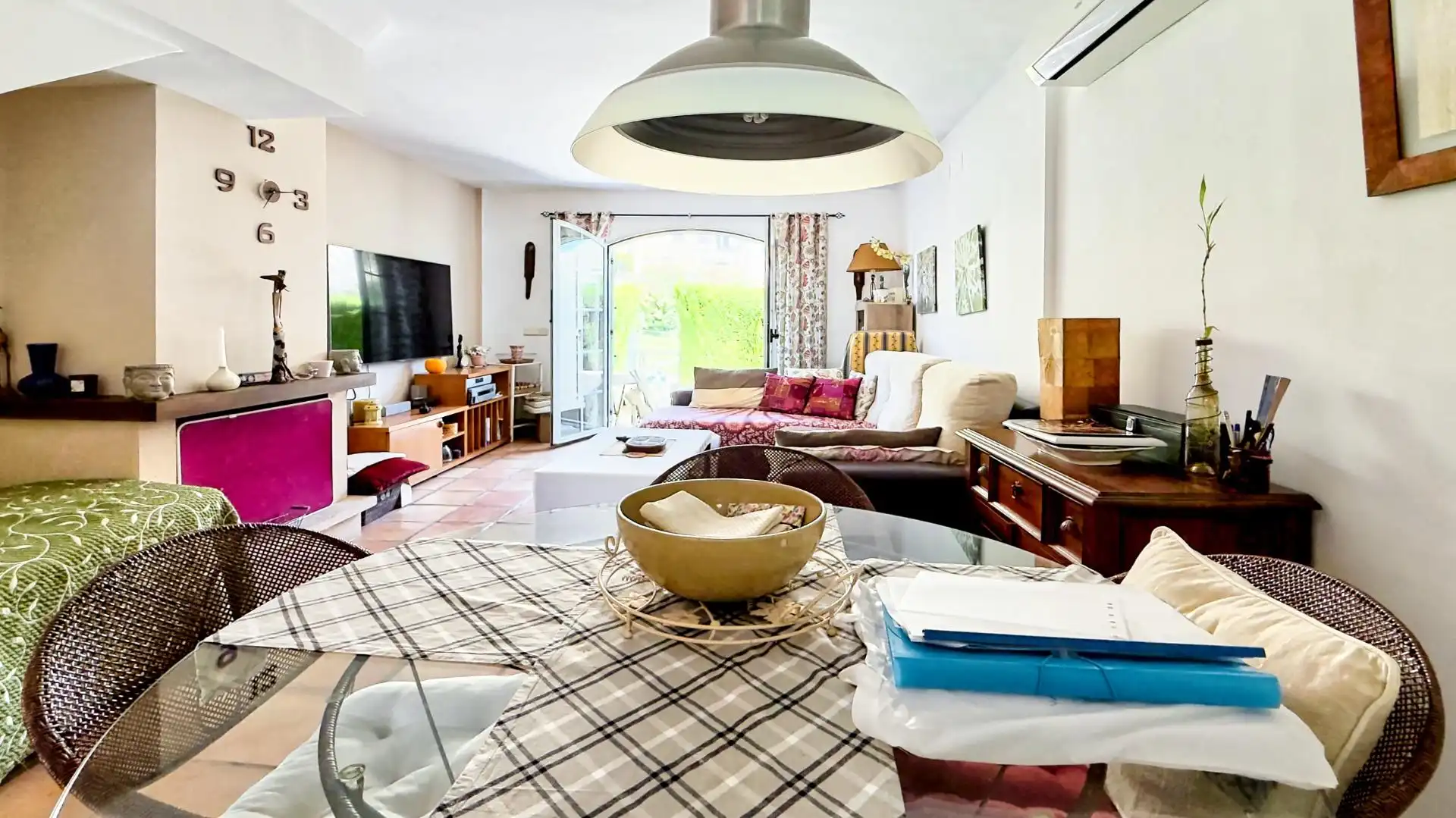 Sala de estar de Casa adosada en venta en Finestrat con Aire acondicionado, Jardín privado y Terraza