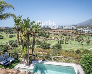 Vista exterior de Casa o xalet de lloguer en Marbella amb Aire condicionat i Piscina