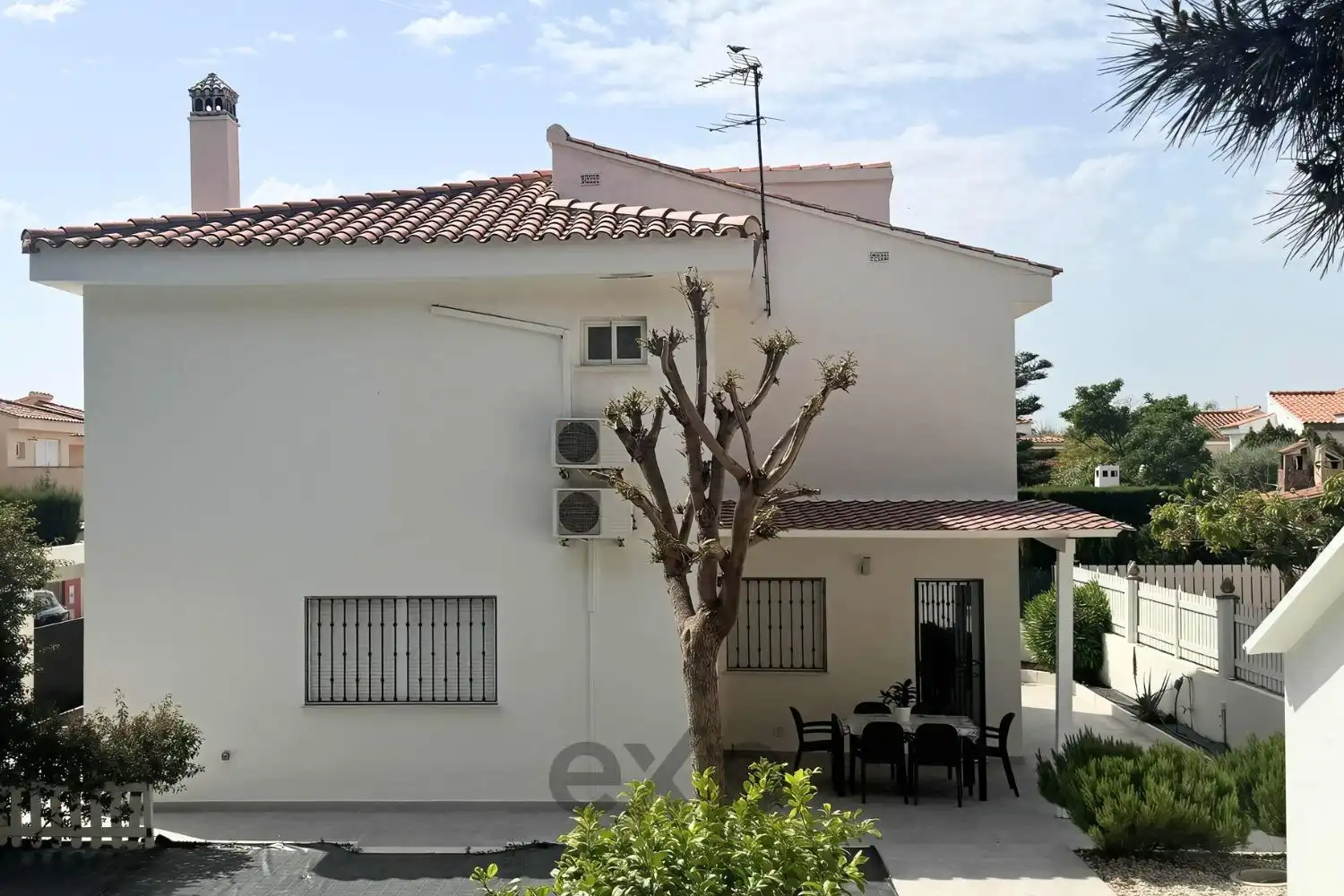 Vista exterior de Casa o xalet en venda en Riba-roja de Túria amb Aire condicionat, Jardí privat i Terrassa