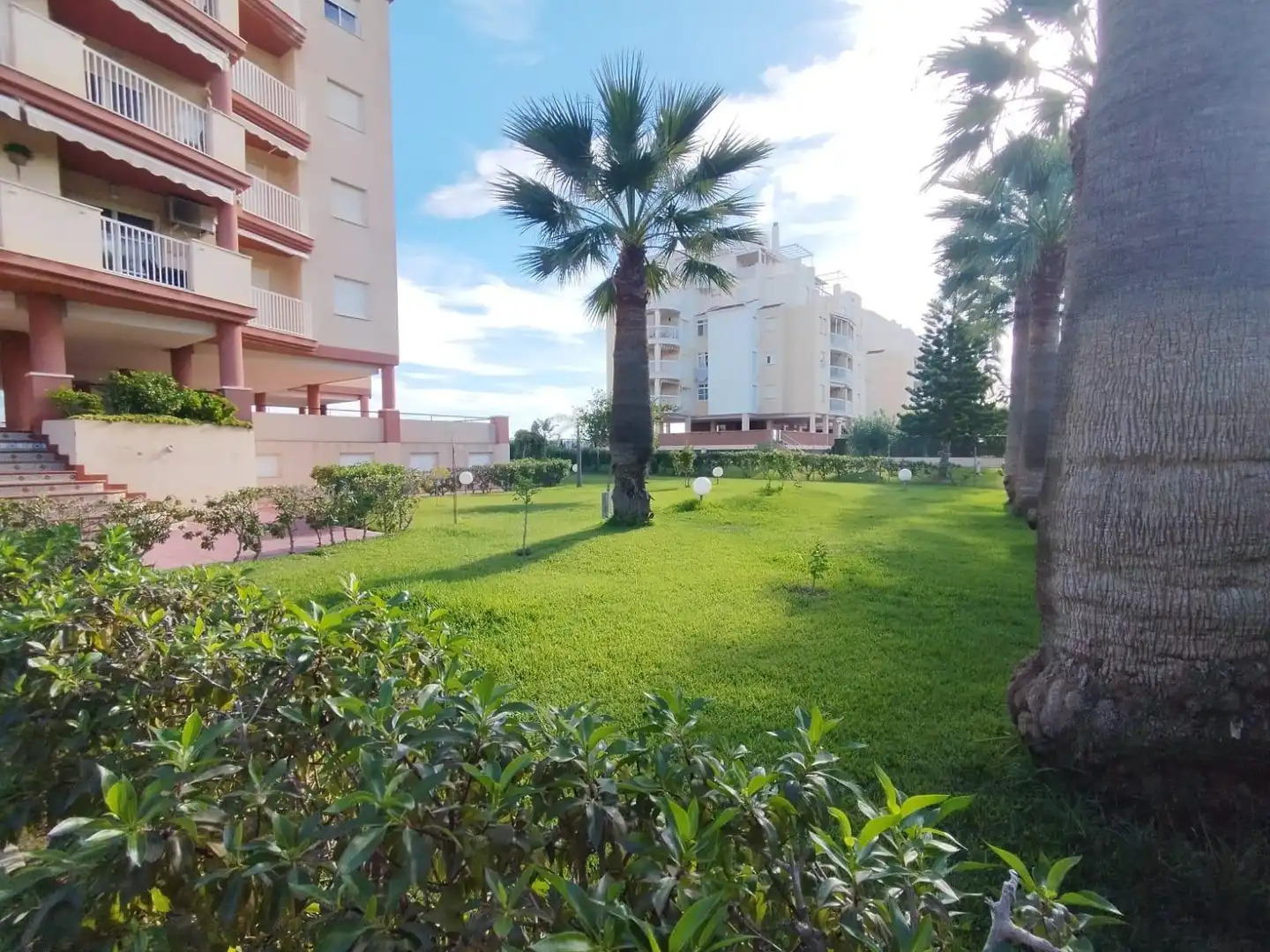 Vista exterior de Pis en venda en Salobreña amb Jardí privat, Terrassa i Moblat