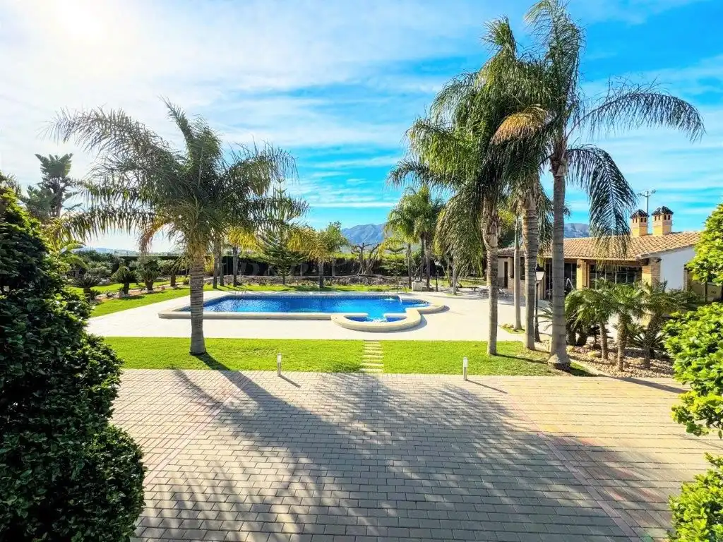 Piscina de Casa o xalet en venda en Orihuela amb Aire condicionat, Jardí privat i Traster