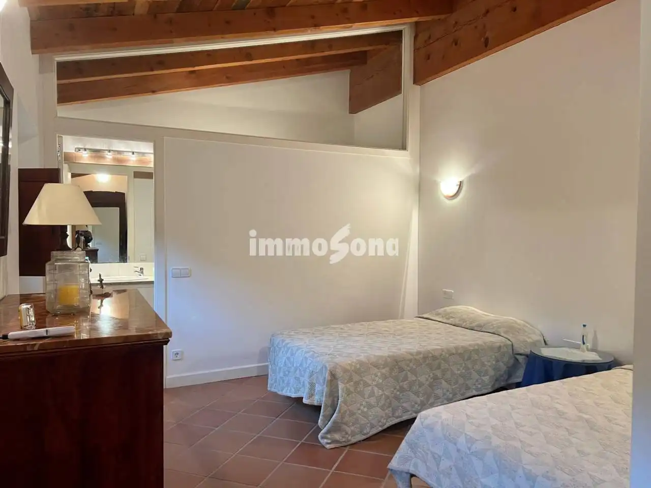 Dormitori de Finca rústica en venda en La Vall d'en Bas amb Calefacció, Jardí privat i Alarma