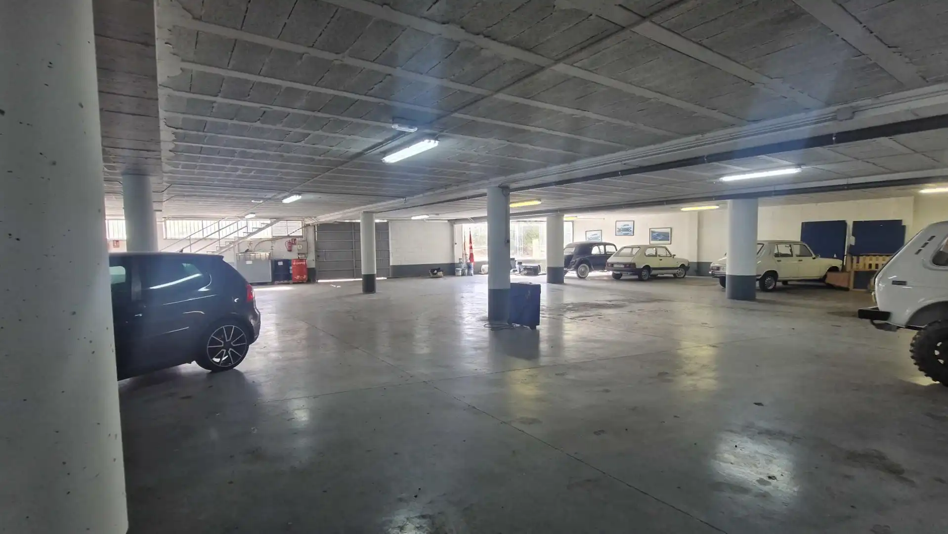 Parkplatz von Fabrikhallen zum Verkauf in Negreira