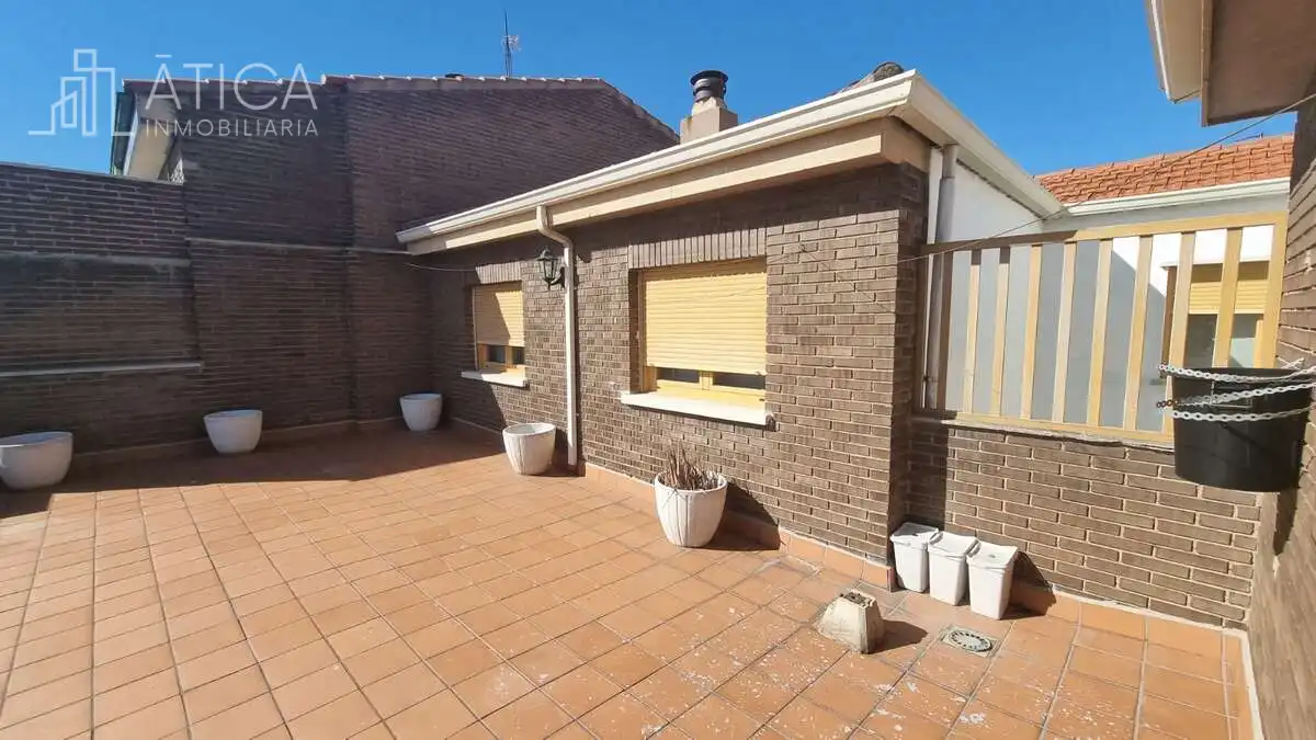 Vista exterior de Àtic de lloguer en San Bernardo - Carmelitas - Campus