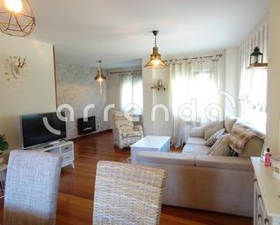 Sala d'estar de Pis de lloguer en Piélagos amb Calefacció, Parquet i Moblat
