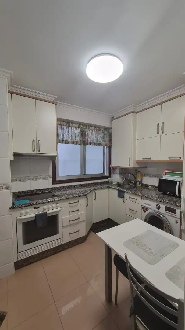 Cocina de Piso de alquiler en Vigo  con Amueblado, Horno y Lavadora