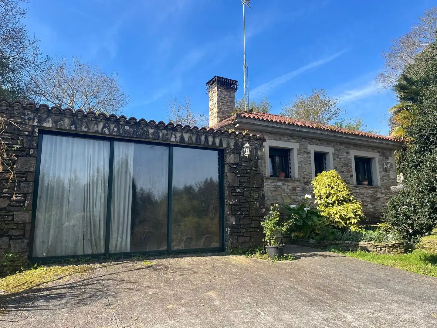Vista exterior de Casa o xalet en venda en Bergondo amb Jardí privat, Traster i Piscina