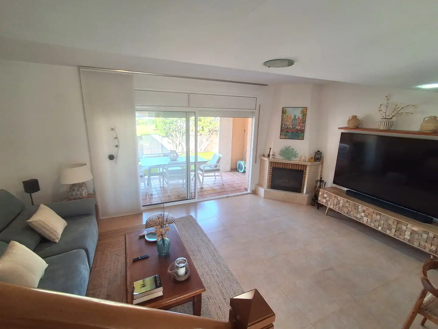 Sala d'estar de Casa adosada en venda en Mont-roig del Camp amb Aire condicionat, Jardí privat i Terrassa