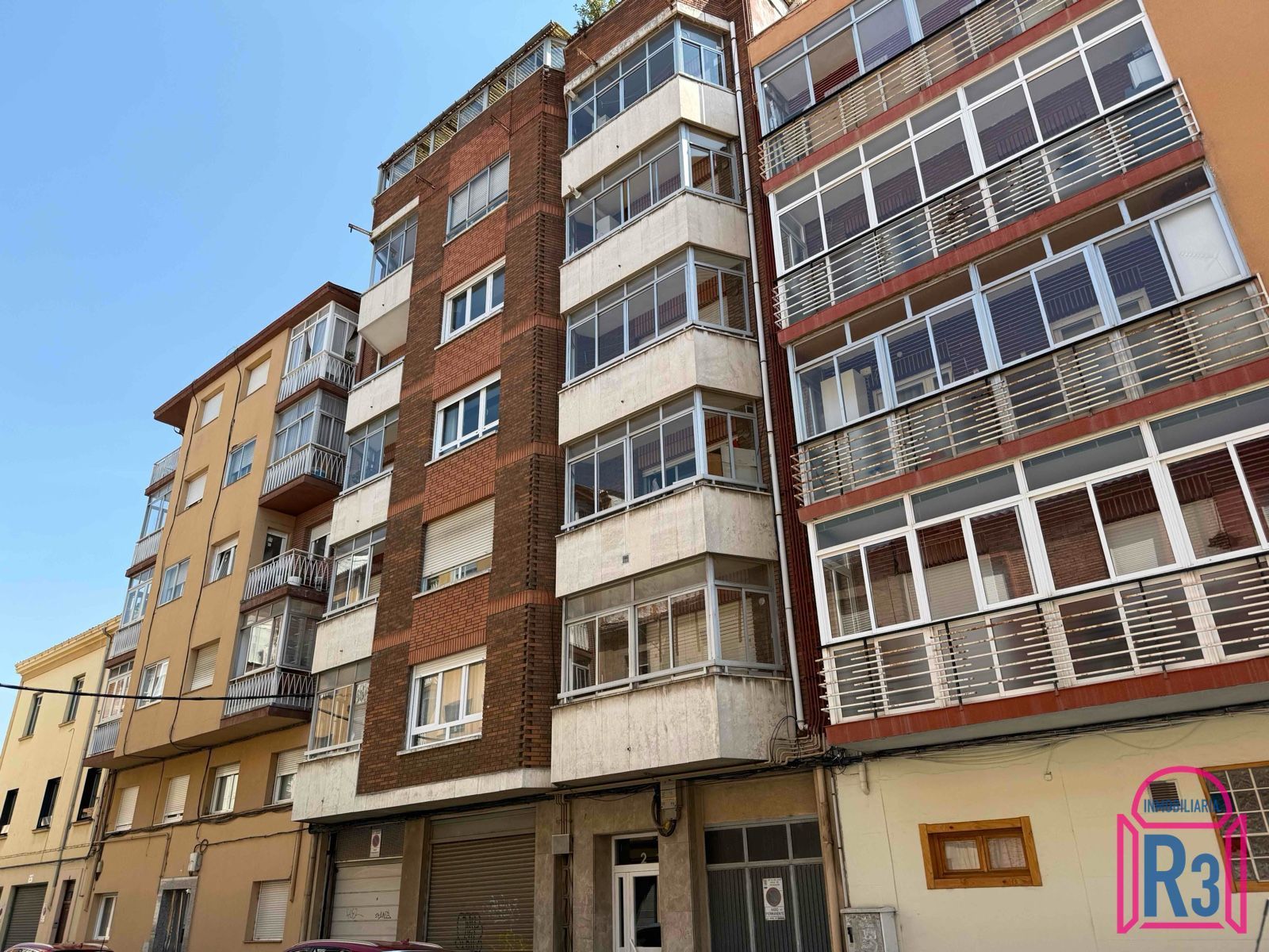 Vista exterior de Pis de lloguer en León Capital  amb Calefacció, Terrassa i Moblat
