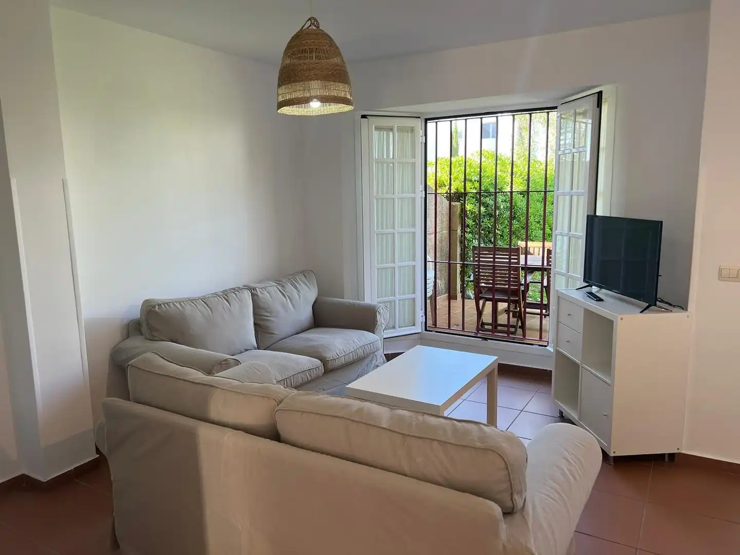 Sala de estar de Apartamento de alquiler en Rota con Jardín privado, Terraza y Amueblado