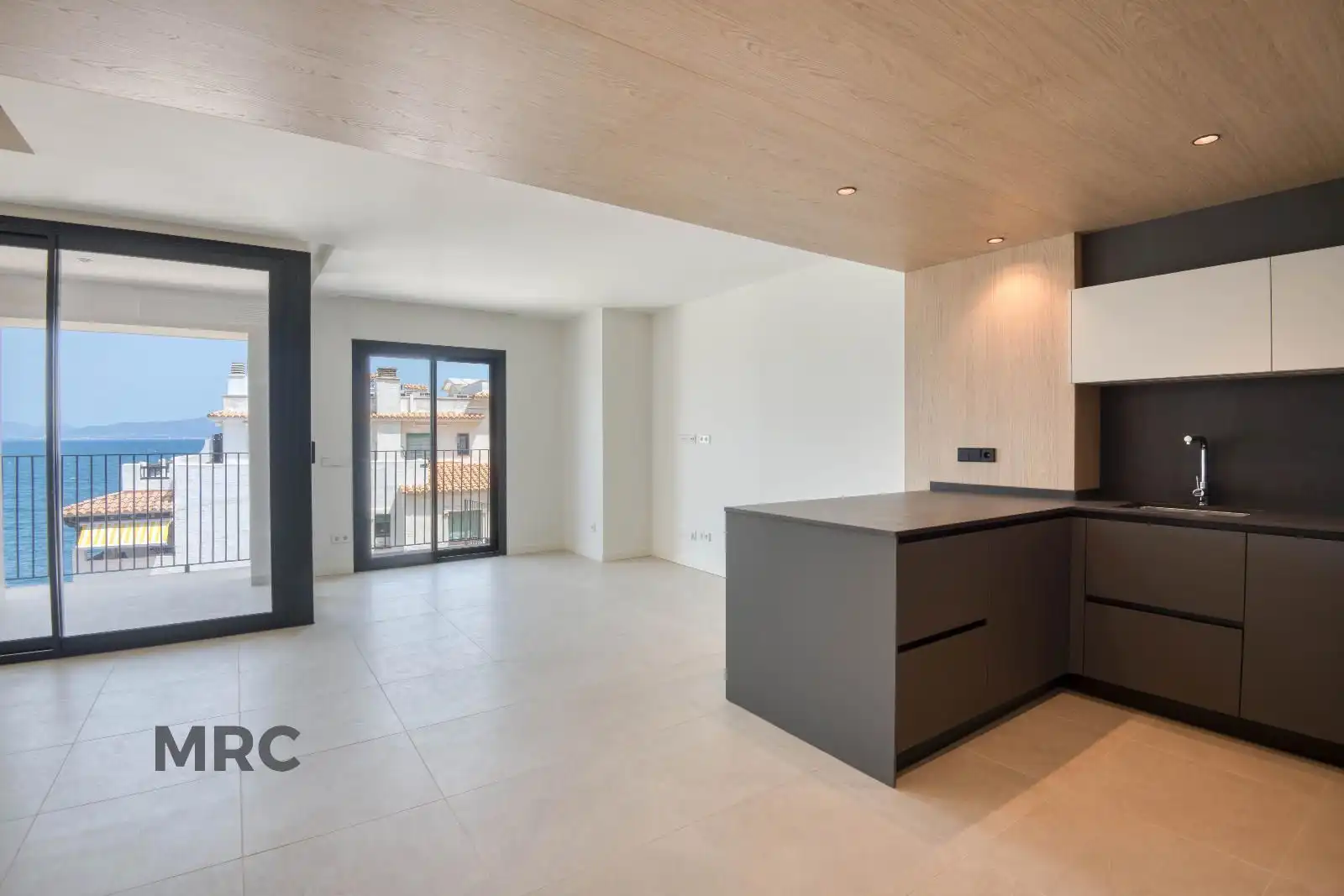 Sala d'estar de Pis en venda en L'Escala amb Aire condicionat i Terrassa
