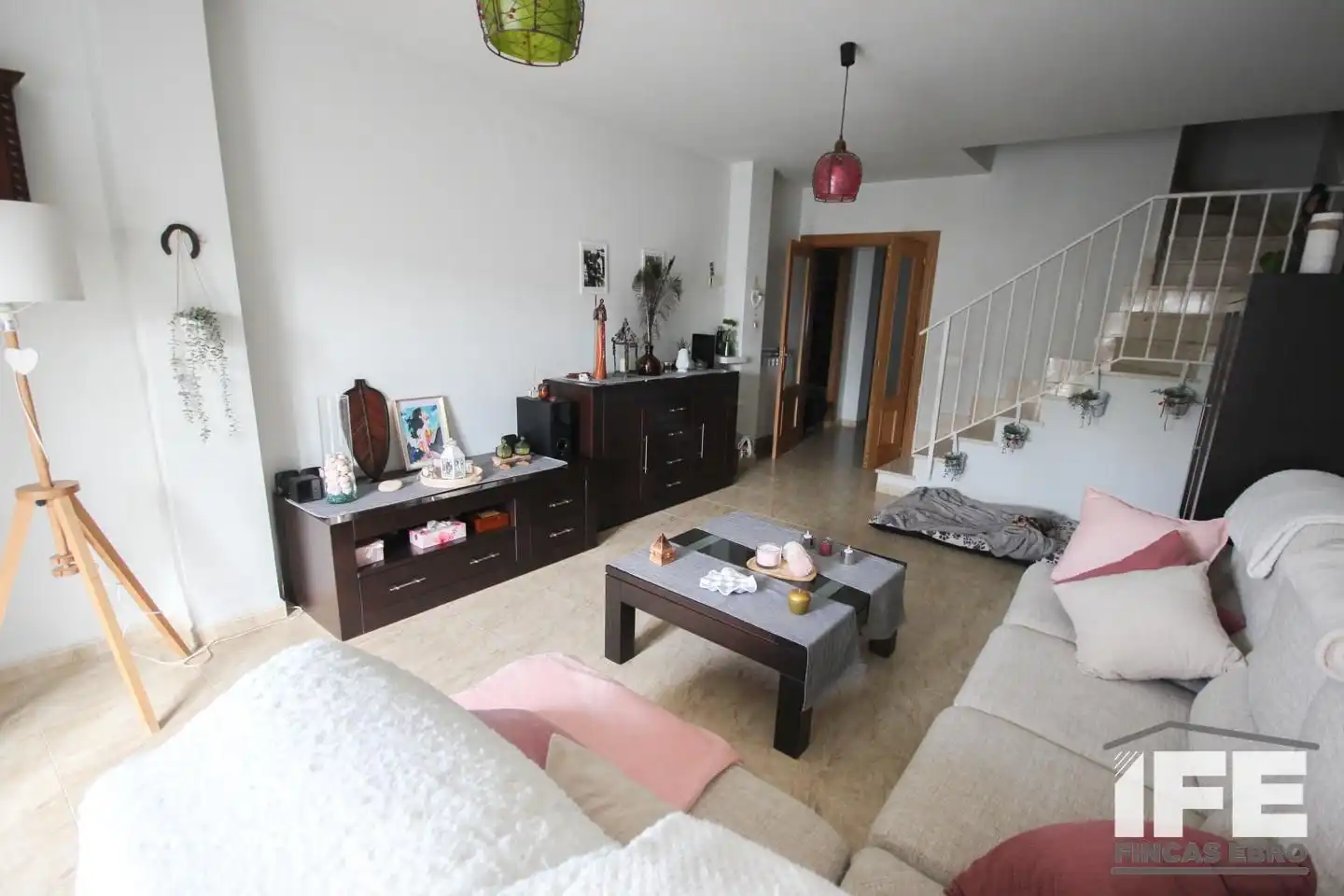 Wohnzimmer von Einfamilien-Reihenhaus zum Verkauf in Castejón (Navarra) mit Klimaanlage, Heizung und Privatgarten