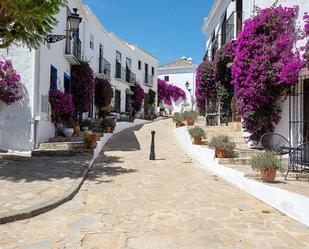 Vista exterior de Casa o xalet en venda en Marbella amb Terrassa i Piscina