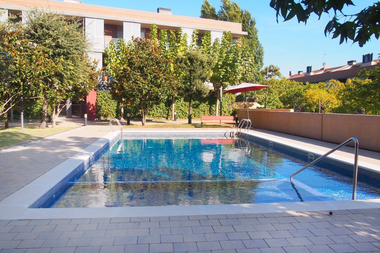 Swimming pool of Duplex to rent in Sant Cugat del Vallès  with Air Conditioner, Heating and Parquet flooring