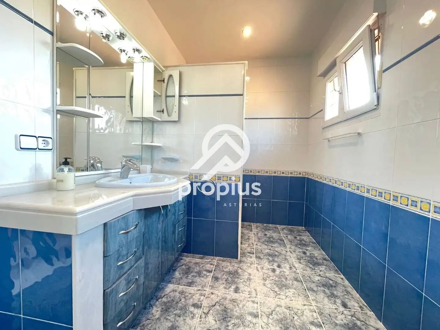 Bathroom of Houses for sale in Llanes  with Heating, Private garden and Terrace