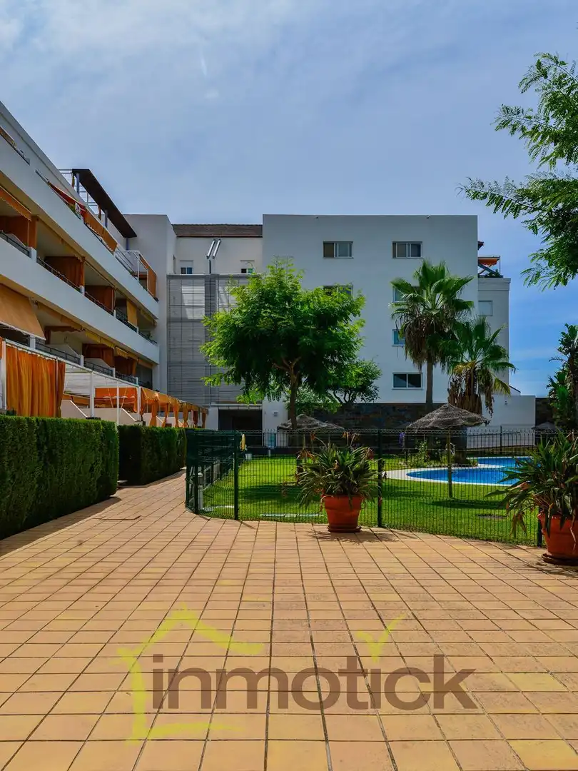 Vista exterior de Àtic de lloguer en El Portil amb Aire condicionat, Terrassa i Moblat