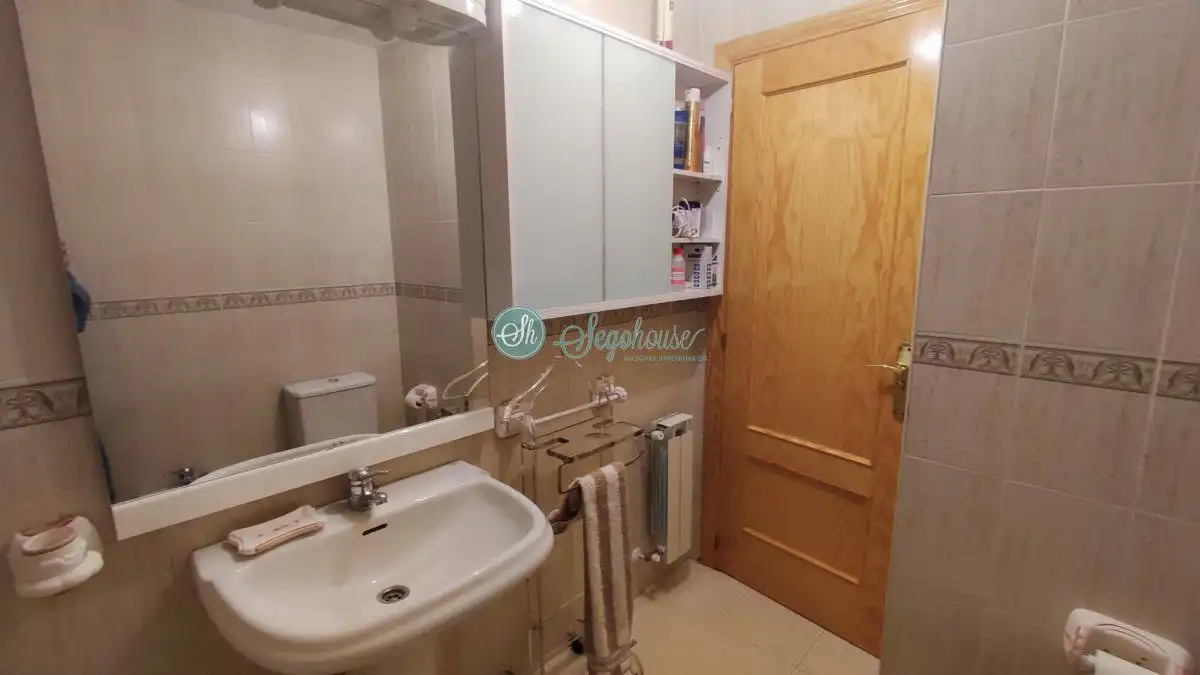 Bathroom of Flat for sale in Segovia  with Heating, Parquet flooring and Terrace