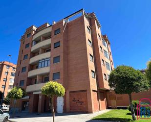 Vista exterior de Àtic de lloguer en León Capital  amb Aire condicionat, Calefacció i Terrassa