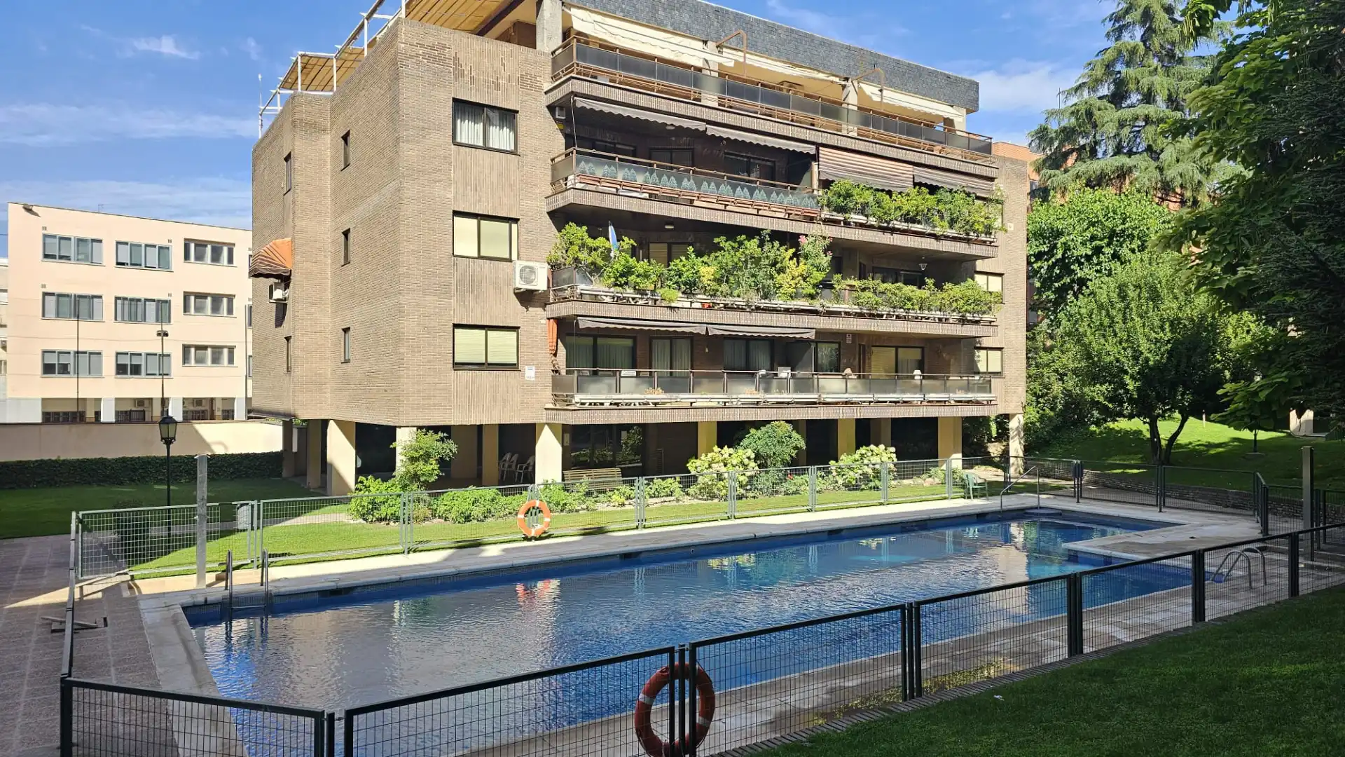 Schwimmbecken von Wohnung zum Verkauf in Madrid mit Klimaanlage, Heizung und Privatgarten