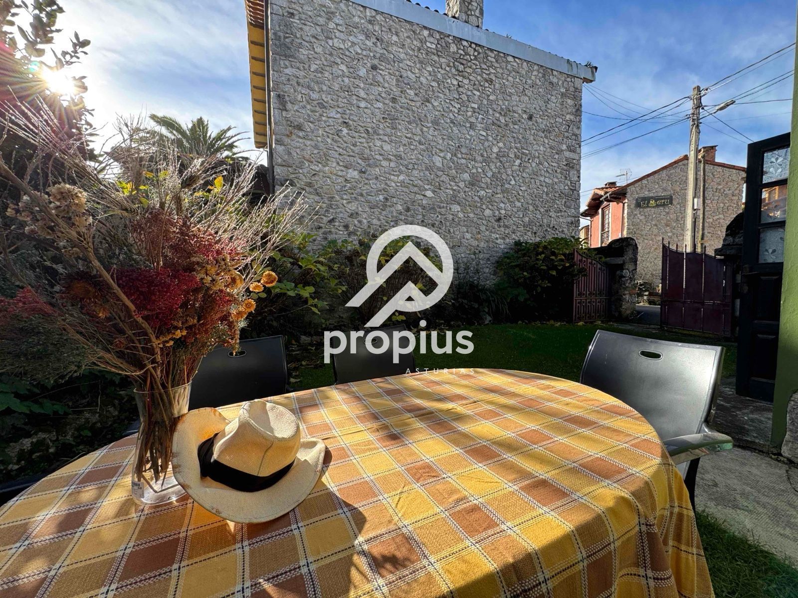 Vista exterior de Casa adosada en venda en Llanes amb Calefacció, Parquet i Terrassa