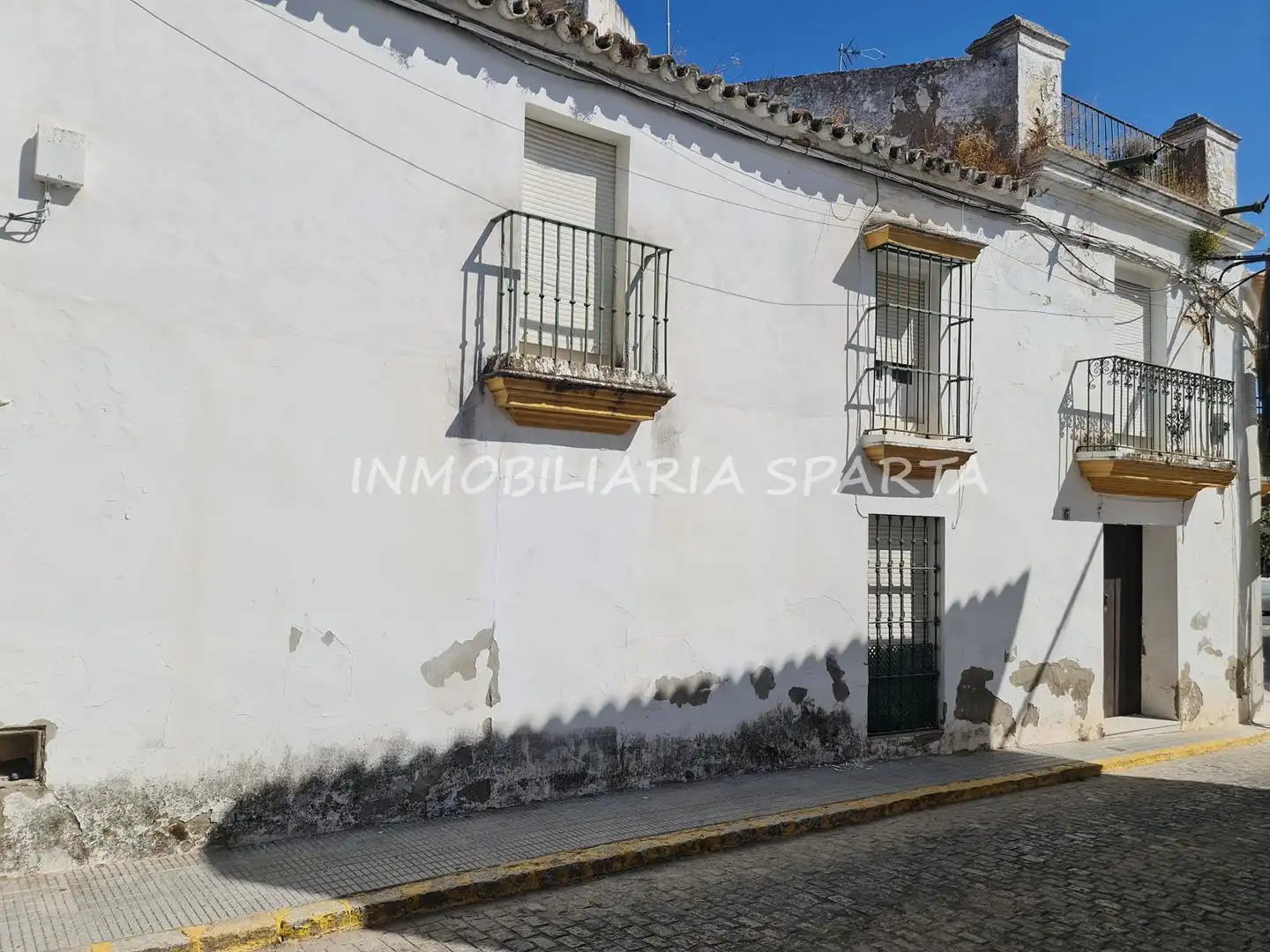 Vista exterior de Casa adosada en venda en Sanlúcar la Mayor amb Jardí privat i Balcó