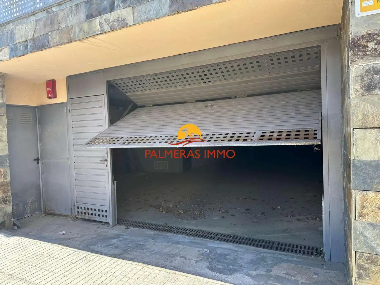 Aparcament de Apartament en venda en Mont-roig del Camp amb Piscina i Moblat
