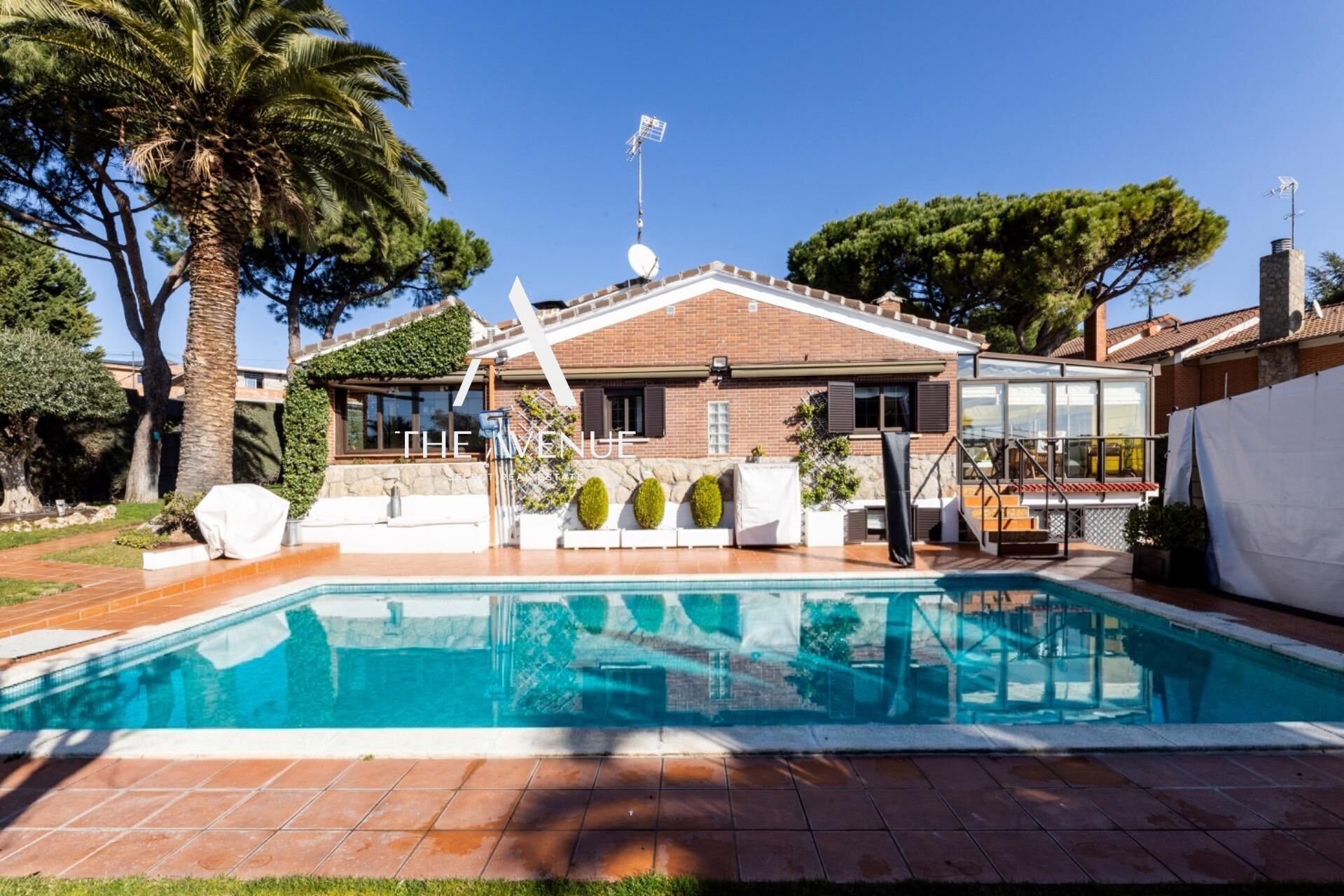 Vista exterior de Casa o xalet en venda en Boadilla del Monte amb Aire condicionat, Calefacció i Jardí privat