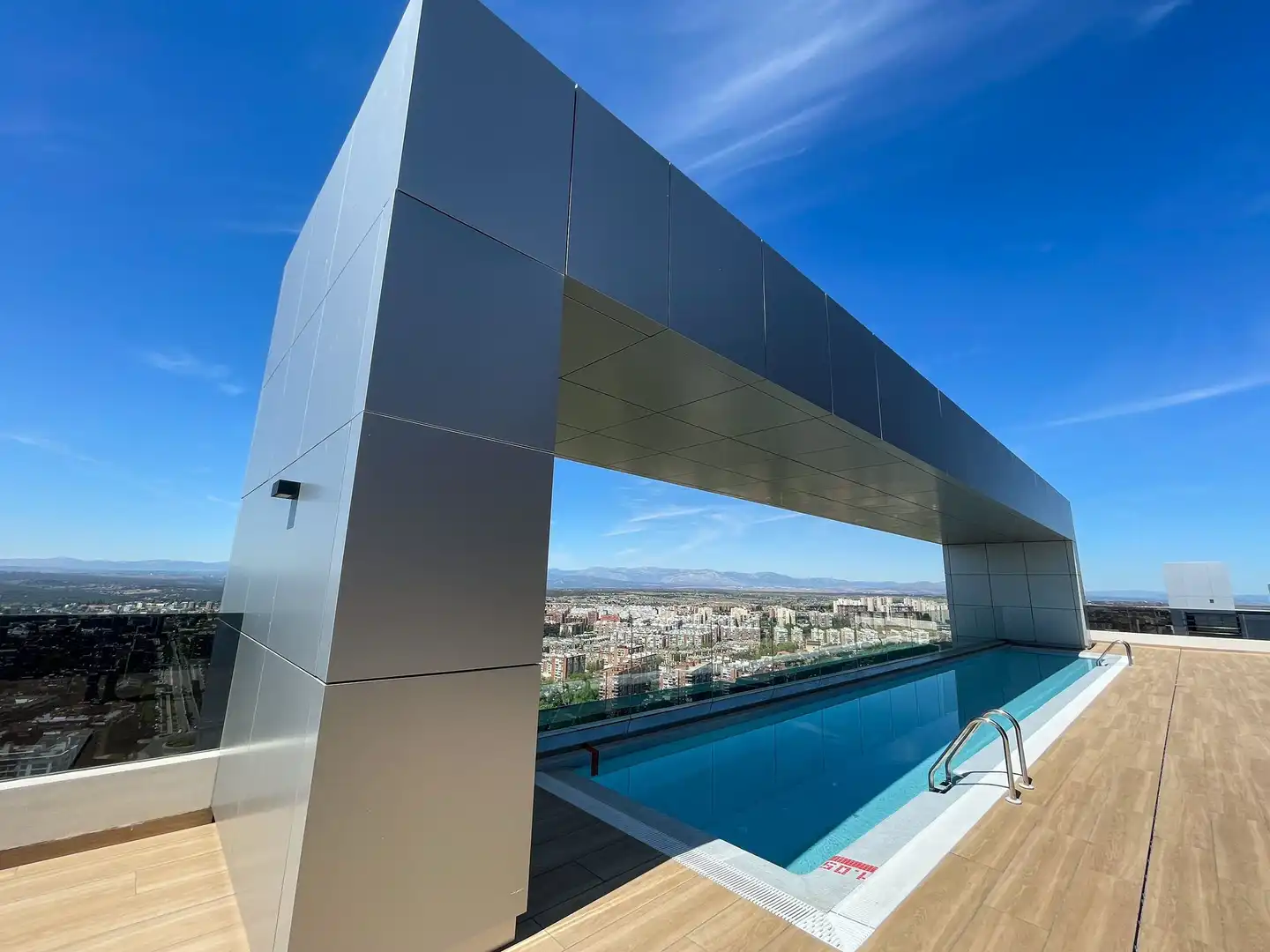 Piscina de Pis en venda en Madrid amb Aire condicionat, Calefacció i Terrassa