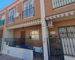 Vista exterior de Casa adosada en venda en Aldea del Fresno amb Calefacció i Jardí privat