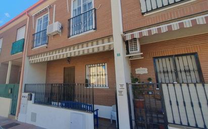 Vista exterior de Casa adosada en venda en Aldea del Fresno amb Calefacció i Jardí privat