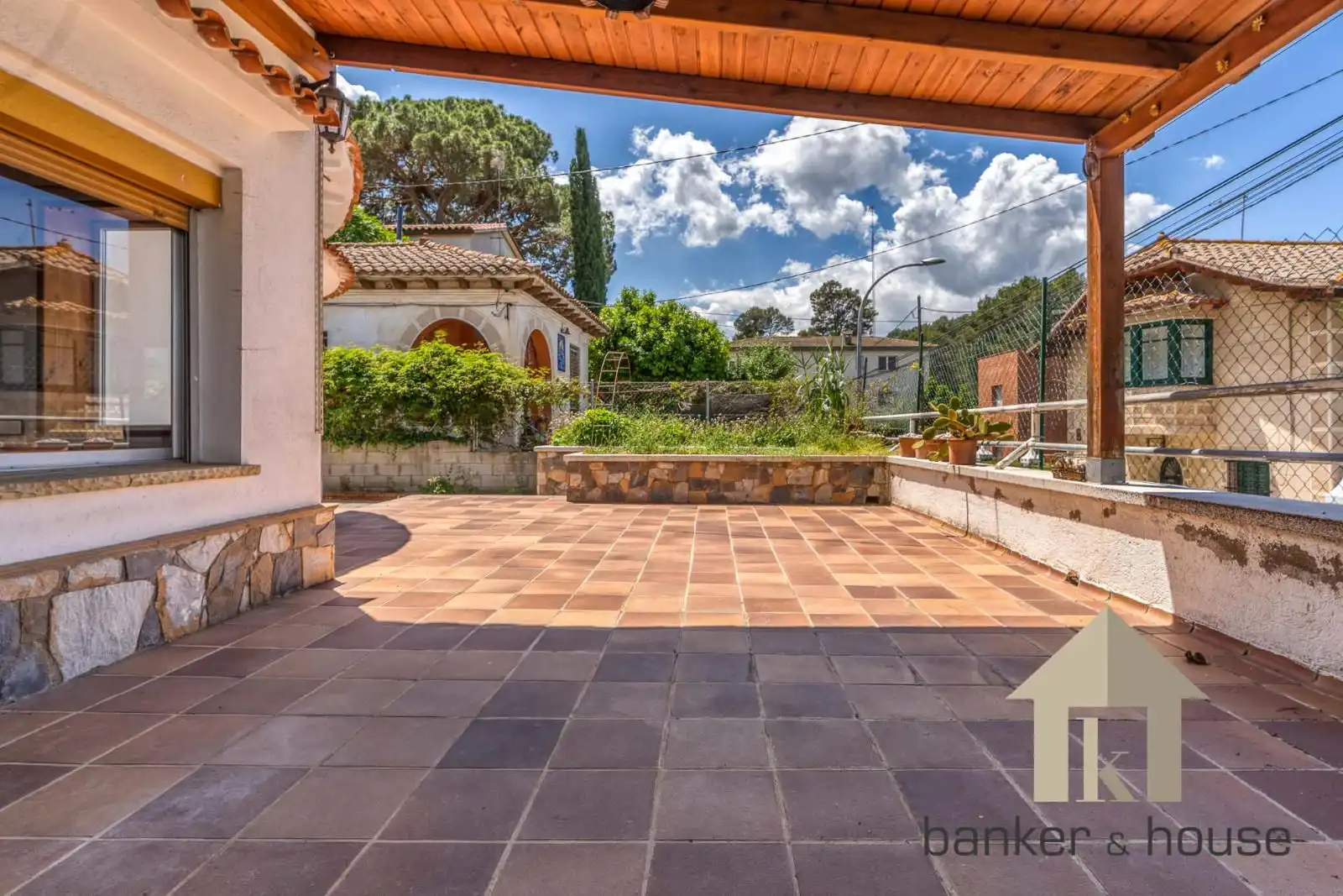 Außenansicht von Haus oder Chalet zum Verkauf in Cerdanyola del Vallès mit Heizung, Parkett und Terrasse
