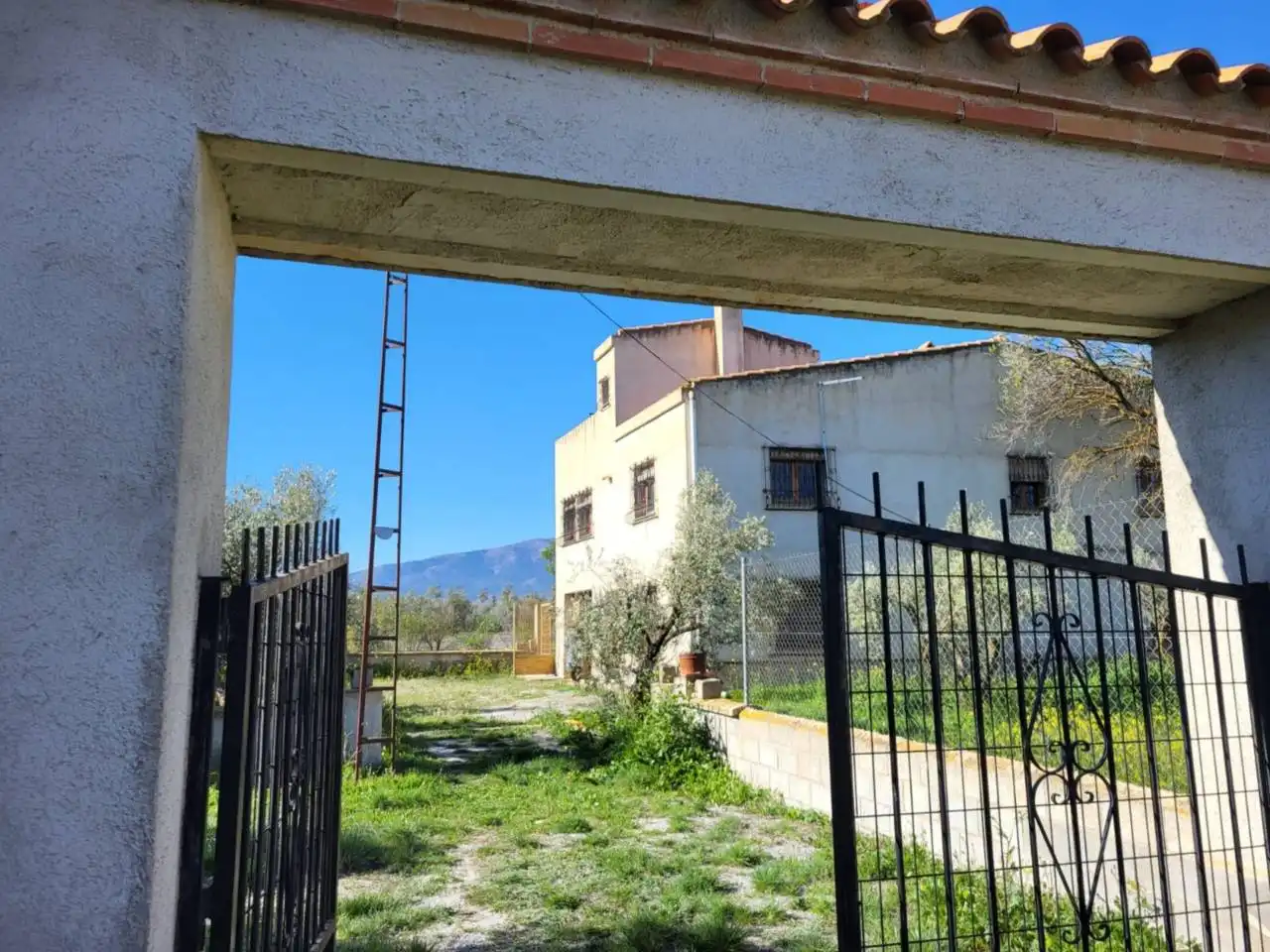 Vista exterior de Casa o xalet en venda en Baza amb Terrassa