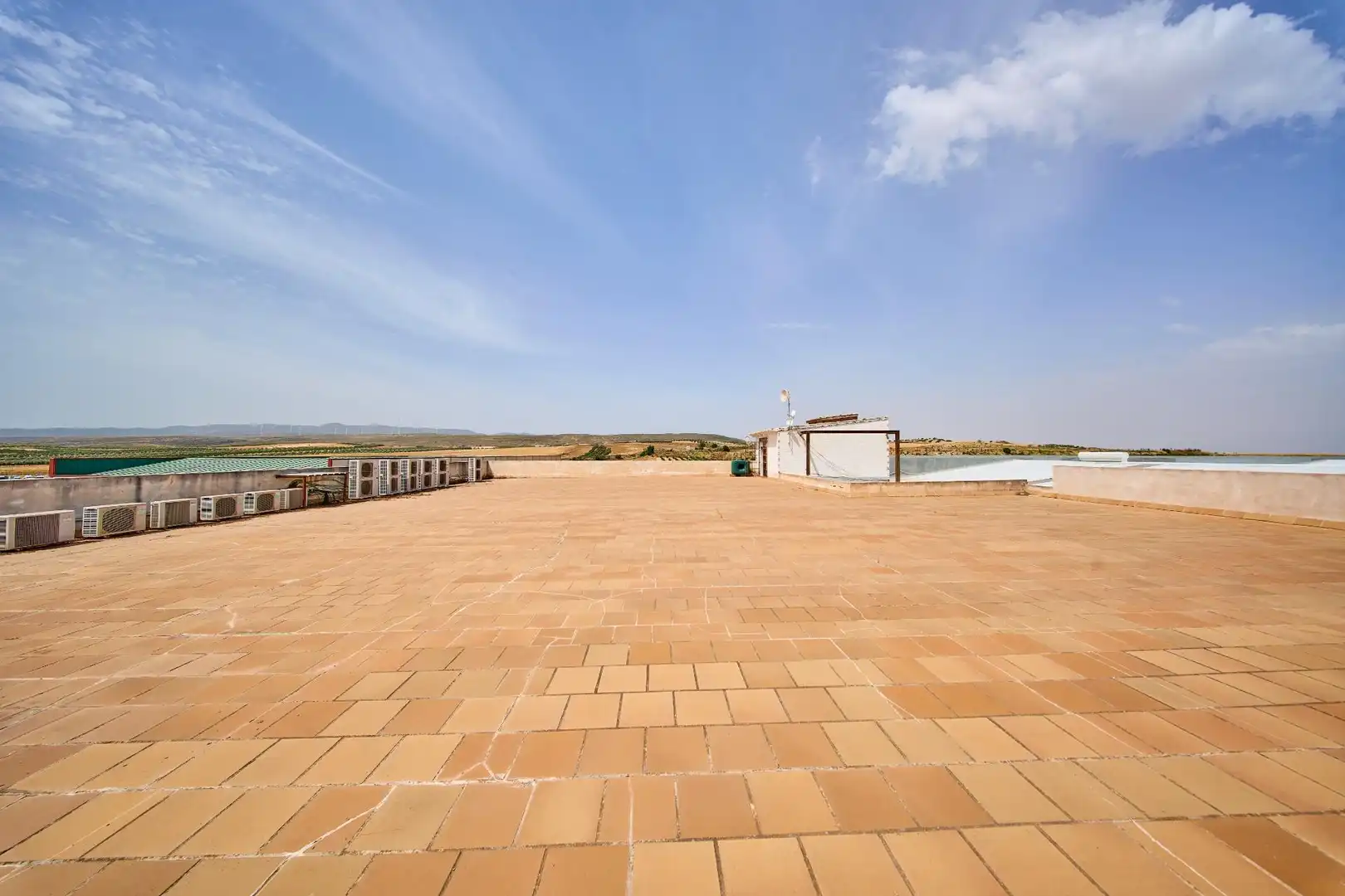 Terrasse von Fabrikhallen zum Verkauf in Padul