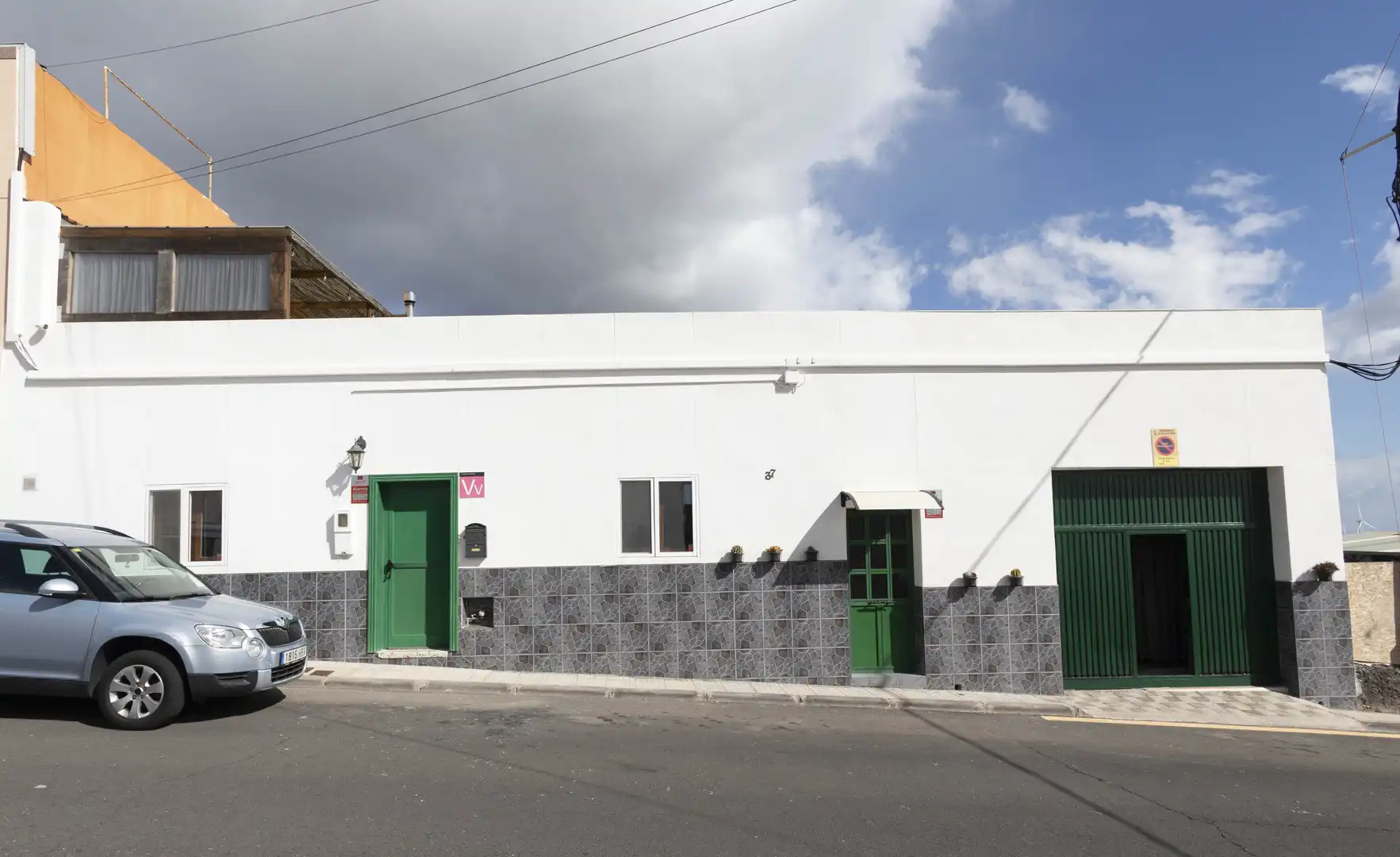 Vista exterior de Casa o xalet en venda en Arico amb Terrassa, Traster i Moblat