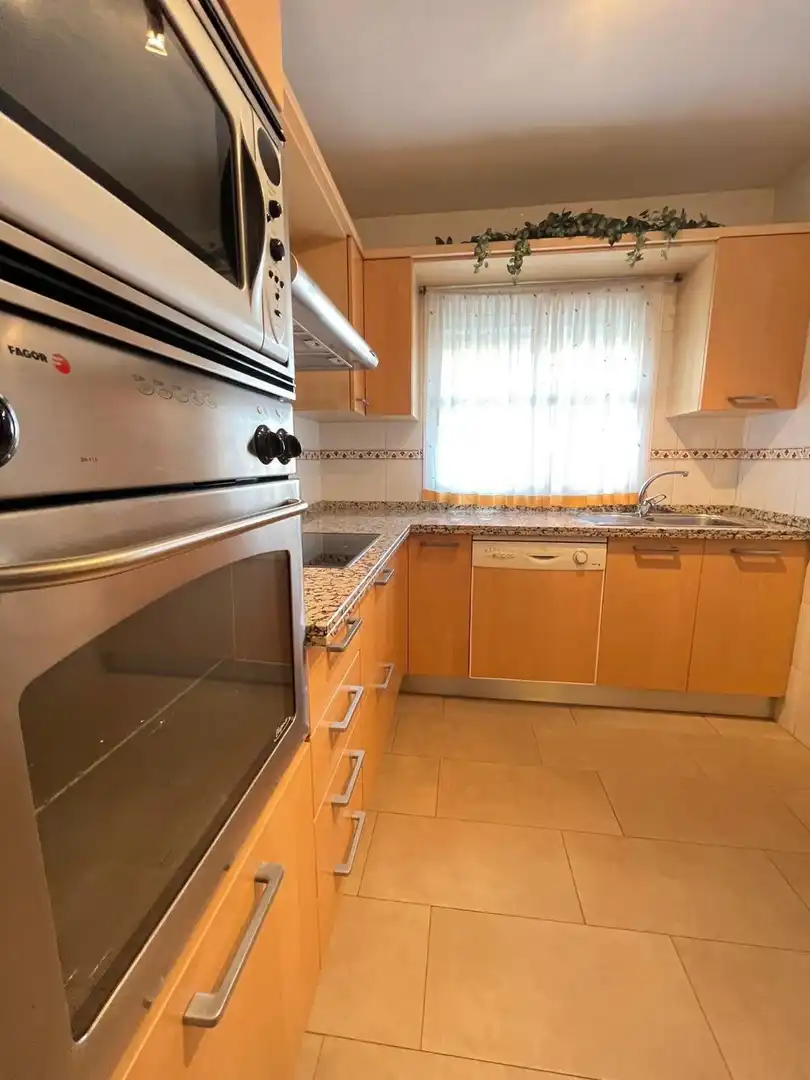Cuina de Pis de lloguer en Málaga amb Aire condicionat, Jardí privat i Terrassa
