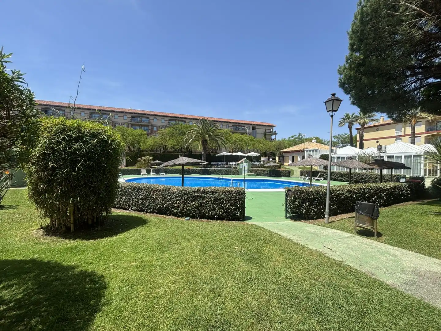 Schwimmbecken von Wohnungen zum Verkauf in Islantilla mit Terrasse und Abstellraum