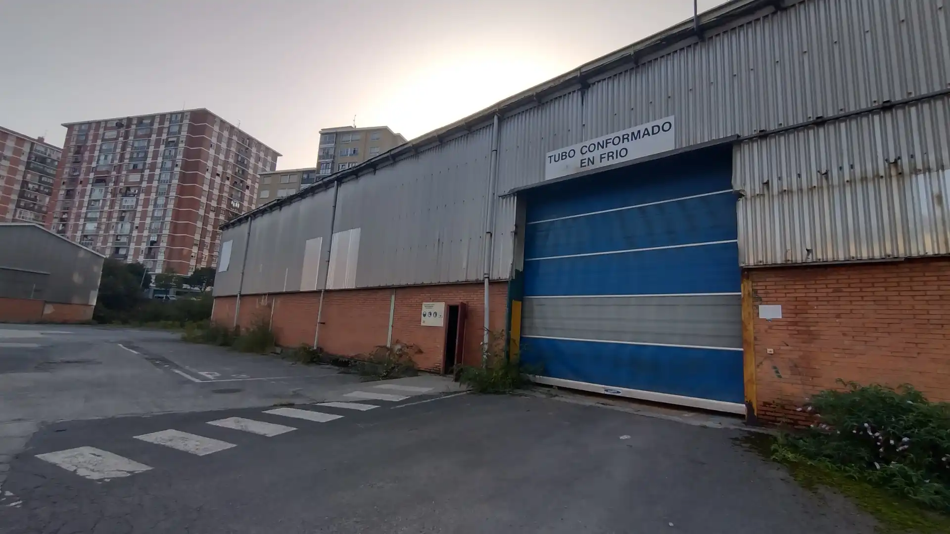 Außenansicht von Fabrikhallen zur Miete in Basauri 