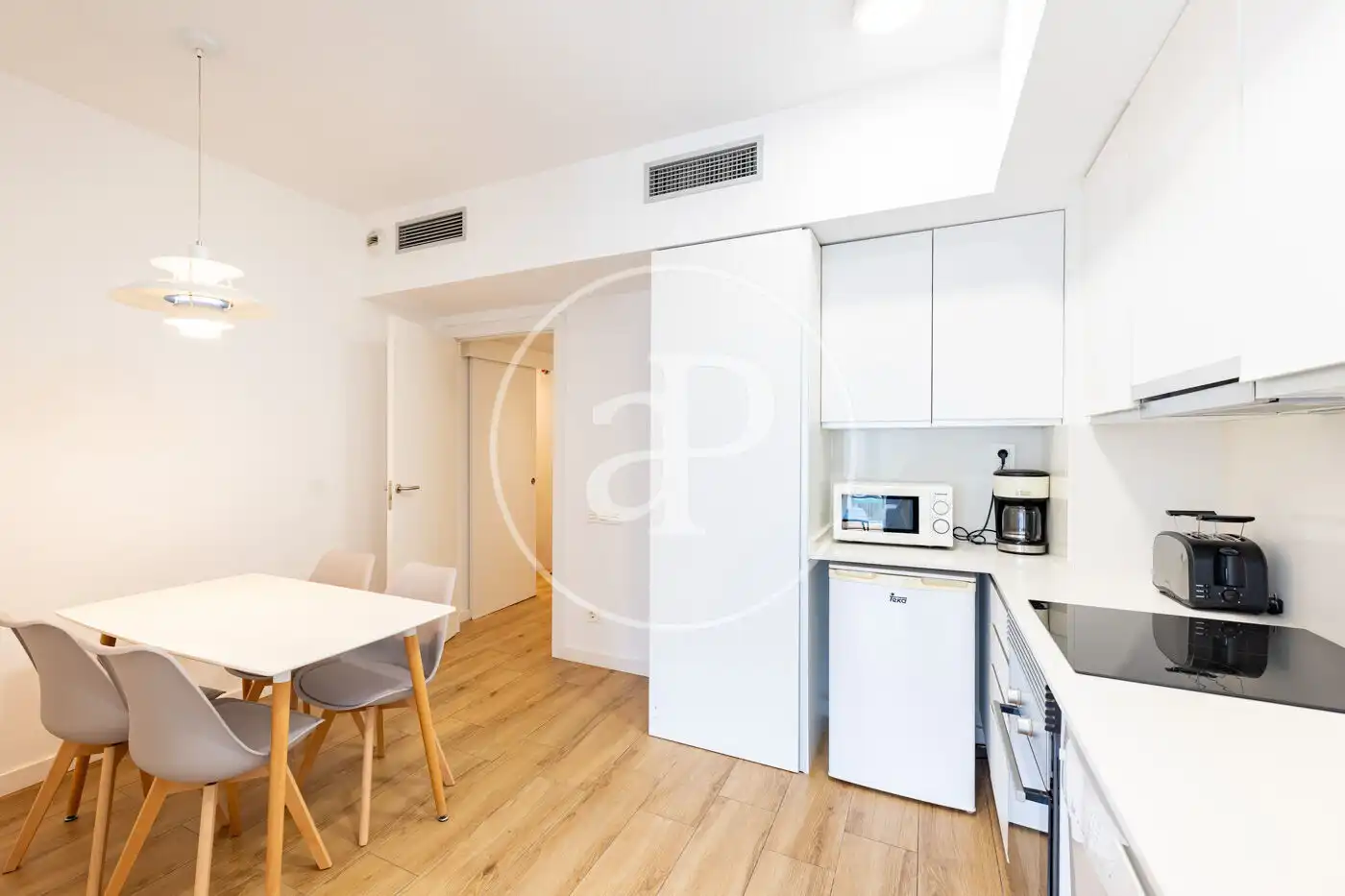 Küche von Wohnung zum Verkauf in Barcelona mit Klimaanlage, Heizung und Balkon