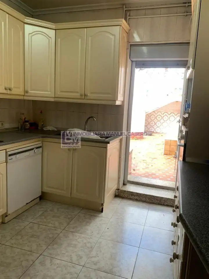 Cuina de Casa o xalet en venda en Cáceres amb Calefacció, Jardí privat i Terrassa
