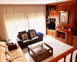Sala d'estar de Casa adosada en venda en Montcada i Reixac amb Calefacció, Terrassa i Balcó