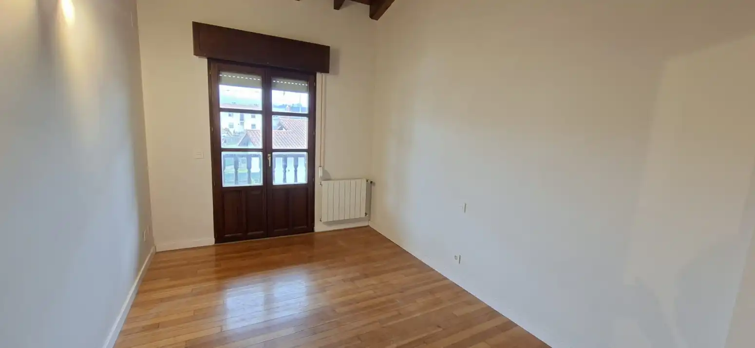 Dormitori de Casa adosada en venda en Cabezón de la Sal amb Calefacció, Jardí privat i Parquet