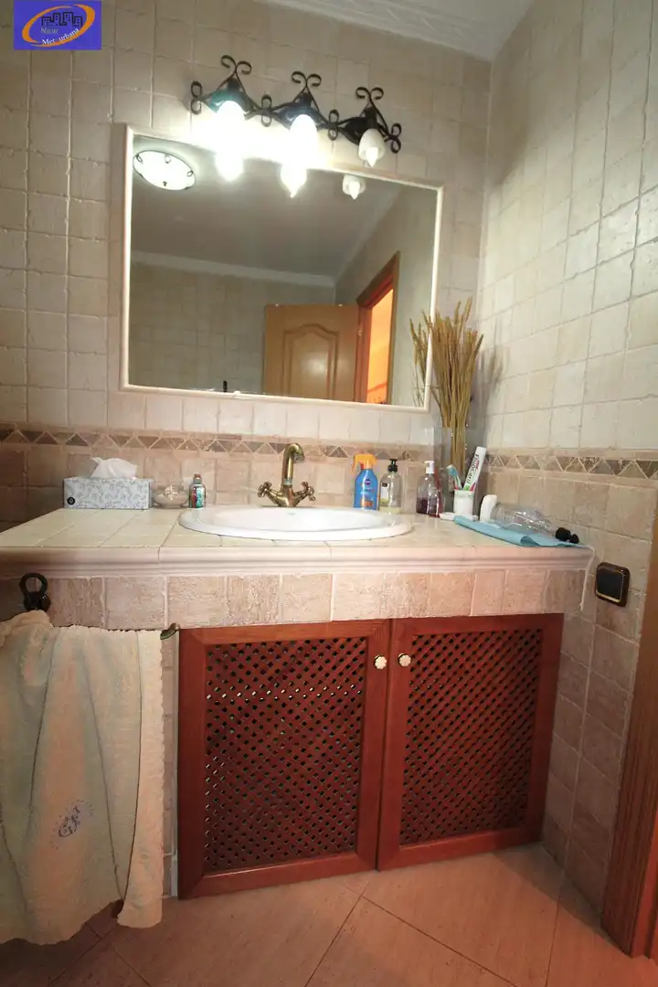 Bany de Apartament de lloguer en La Pobla de Farnals amb Jardí privat, Moblat i Piscina comunitària