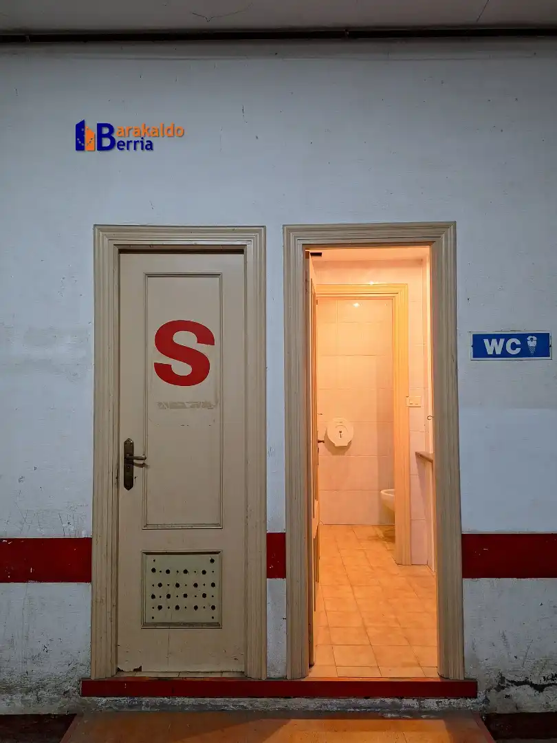 Badezimmer von Fabrikhallen zur Miete in Portugalete