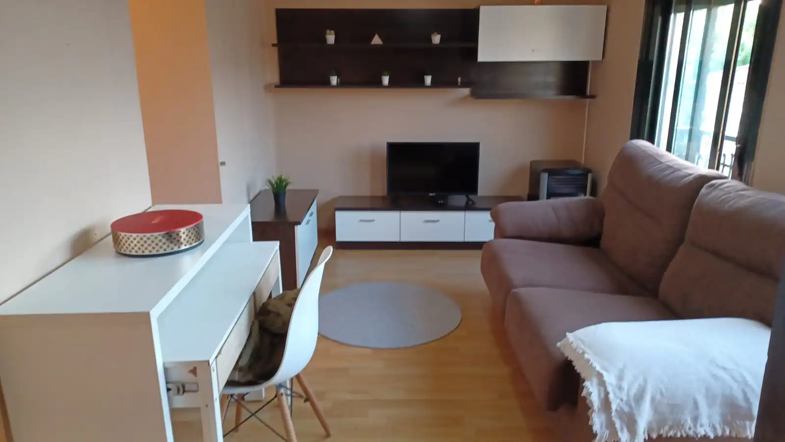 Sala d'estar de Estudi de lloguer en Ourense Capital  amb Calefacció, Parquet i Moblat