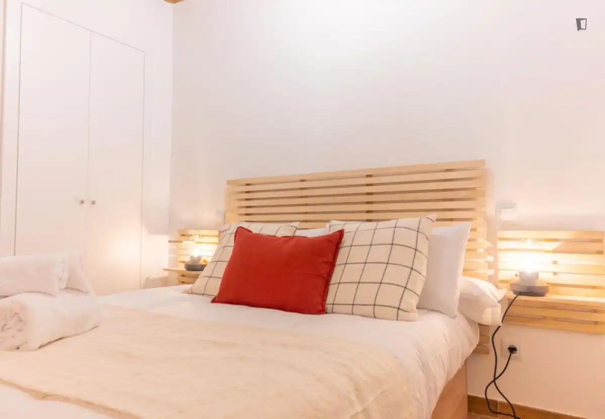 Dormitori de Apartament de lloguer en Madrid amb Aire condicionat, Moblat i Rentadora